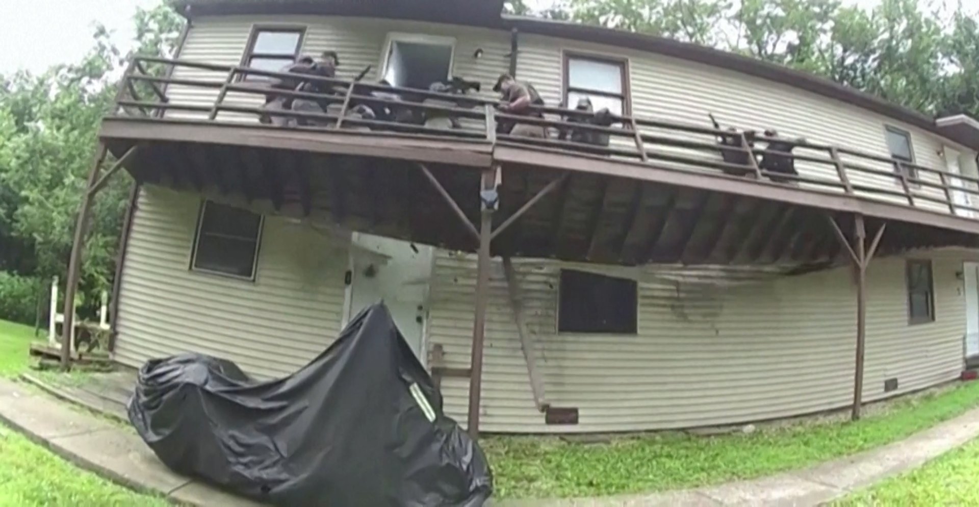 Video thumbnail for Bodycam captures police team falling when deck collapses in Missouri