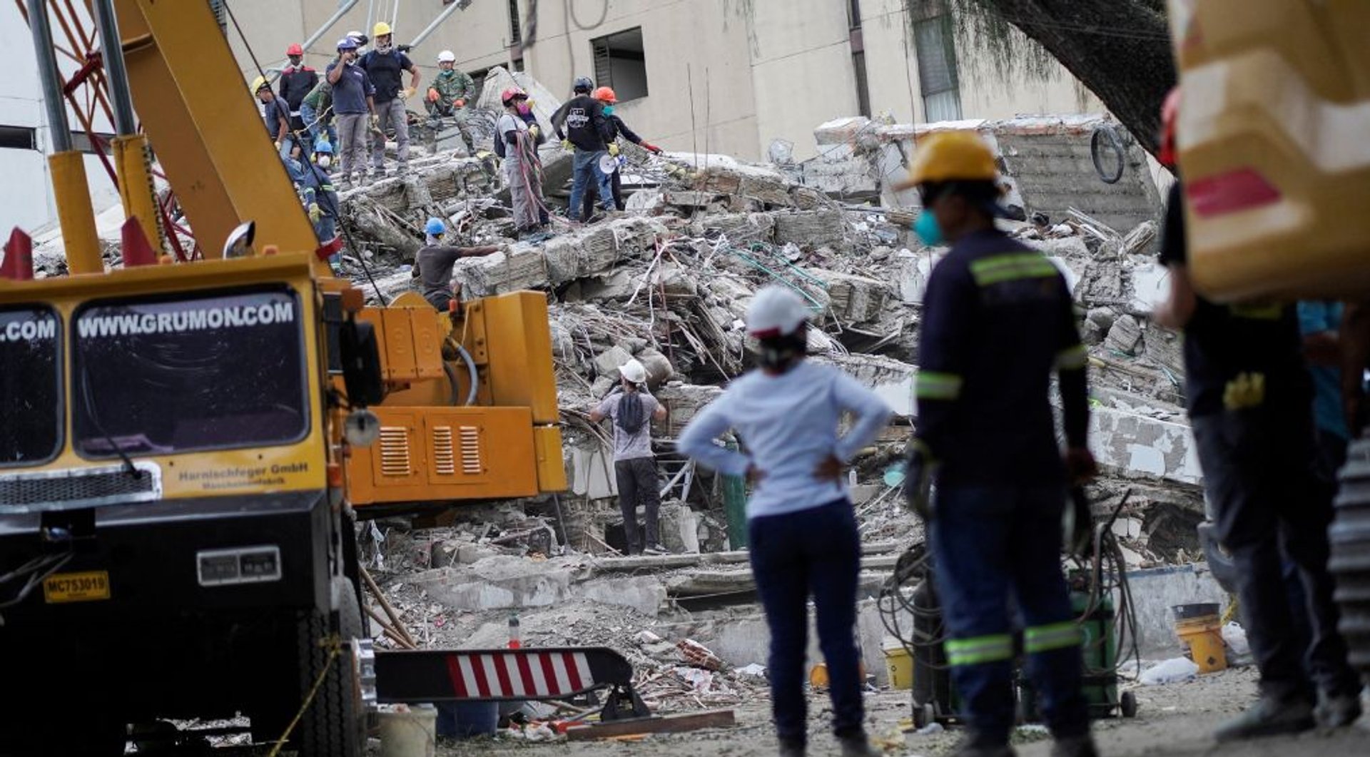 Video thumbnail for Colombia earthquake: Search for thousands missing enters critical phase