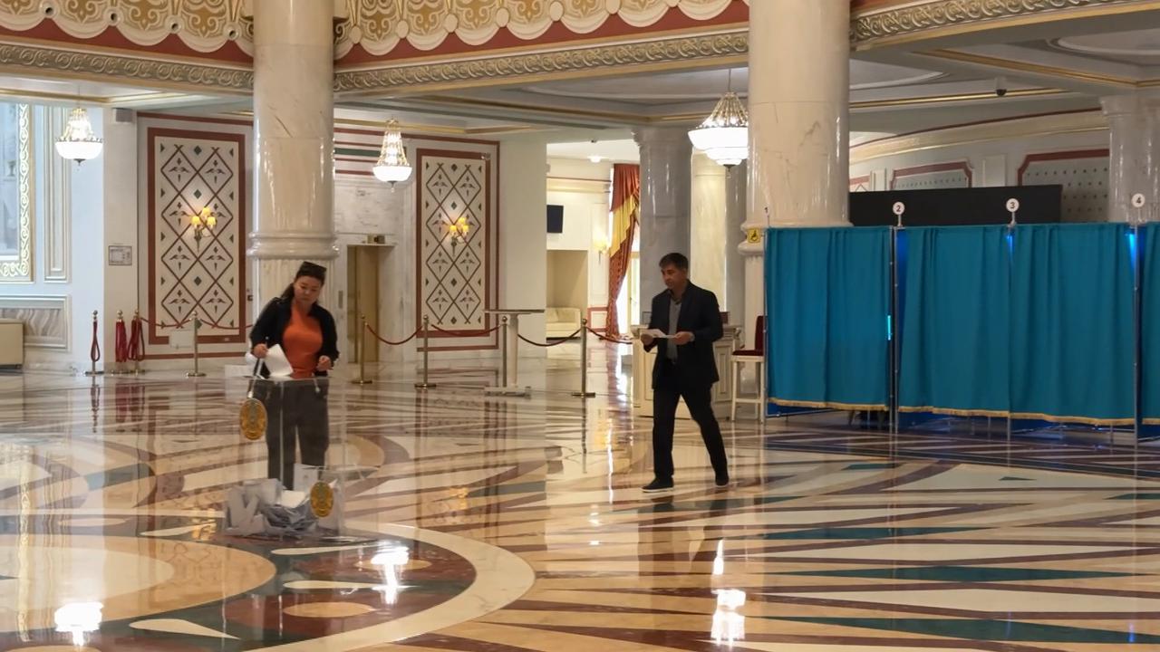 Video thumbnail for Kazakhstan: Voting ends and counting begins in Kazakhstan elections.