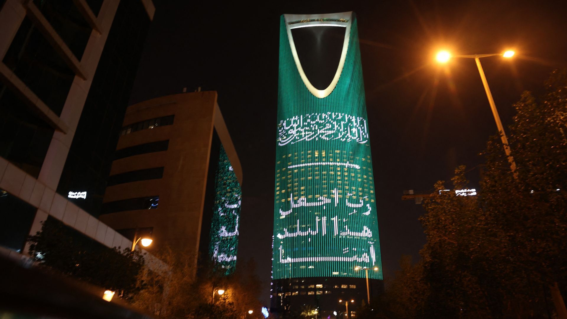 Video thumbnail for 2 killed, 12 wounded after projectile hits building in Saudi Arabia