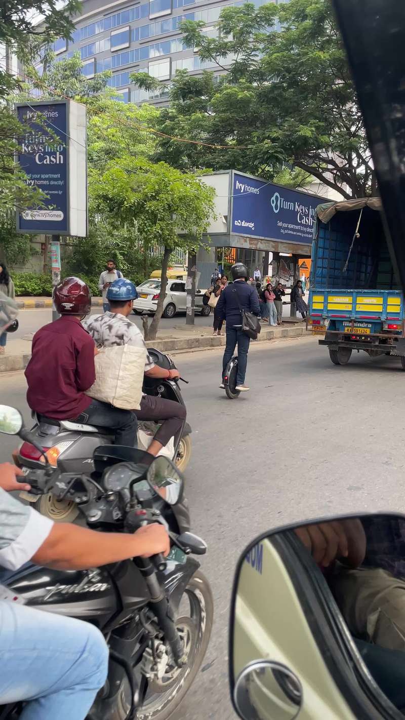 Video thumbnail for Electric Unicycle Glides through Busy City Traffic