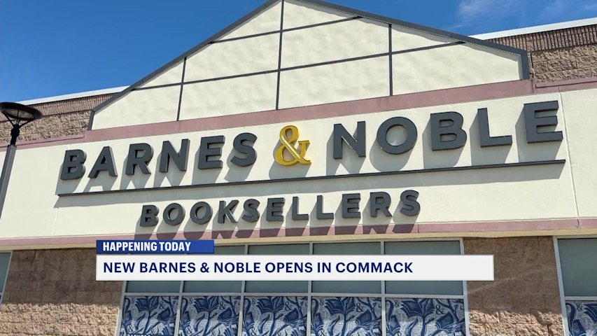 Video thumbnail for New Barnes & Noble opens its doors in Commack