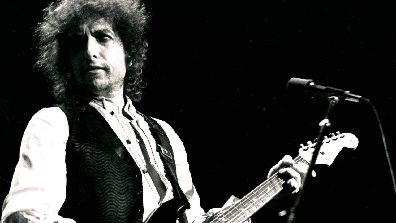 Video thumbnail for UNCAPTIONED: Bob Dylan shares advice on turning 80 to mark Donald Trump's birthday.