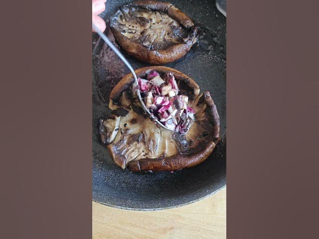 Video thumbnail for Homemade brunch comme au coffee shop. đâđ« Portobello, radicchio, oeuf coulant et sumac