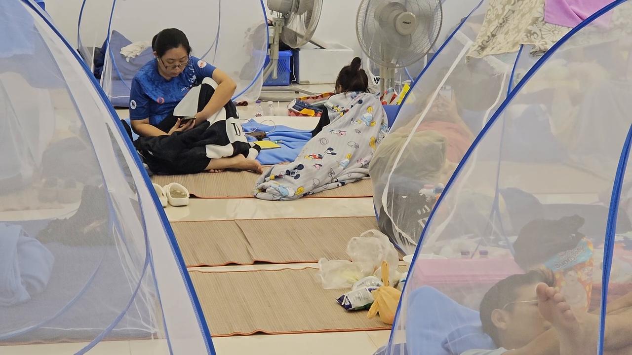 Video thumbnail for Thailand: Bangkok Flooding Forces Residents Into Temporary Shelters 16.