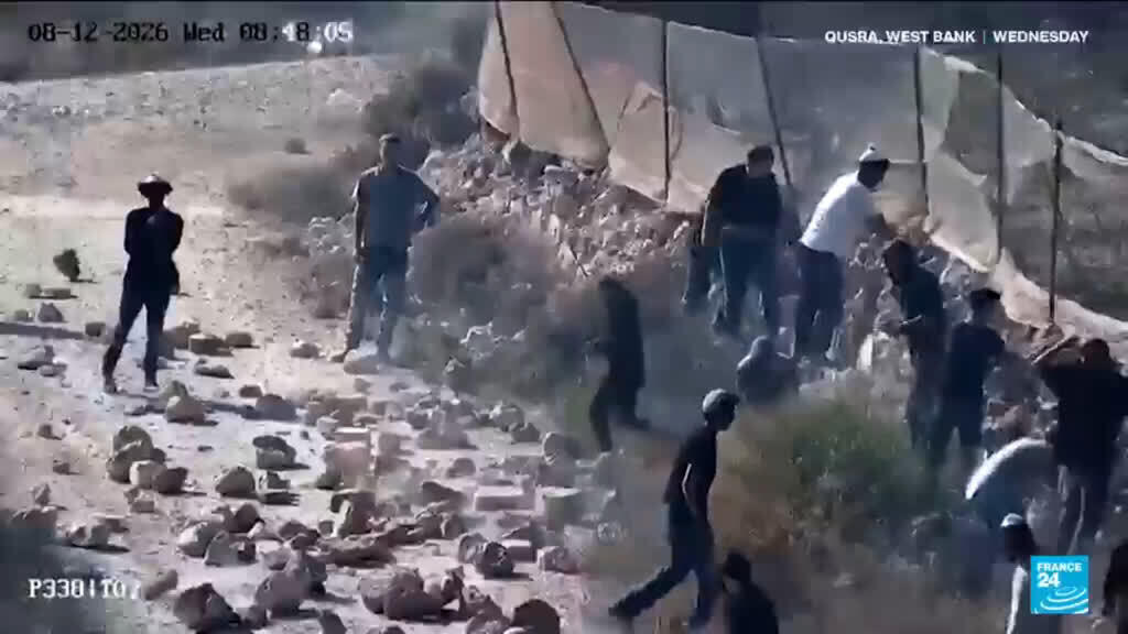 Video thumbnail for Israel sends troops to West Bank homes besieged by settlers