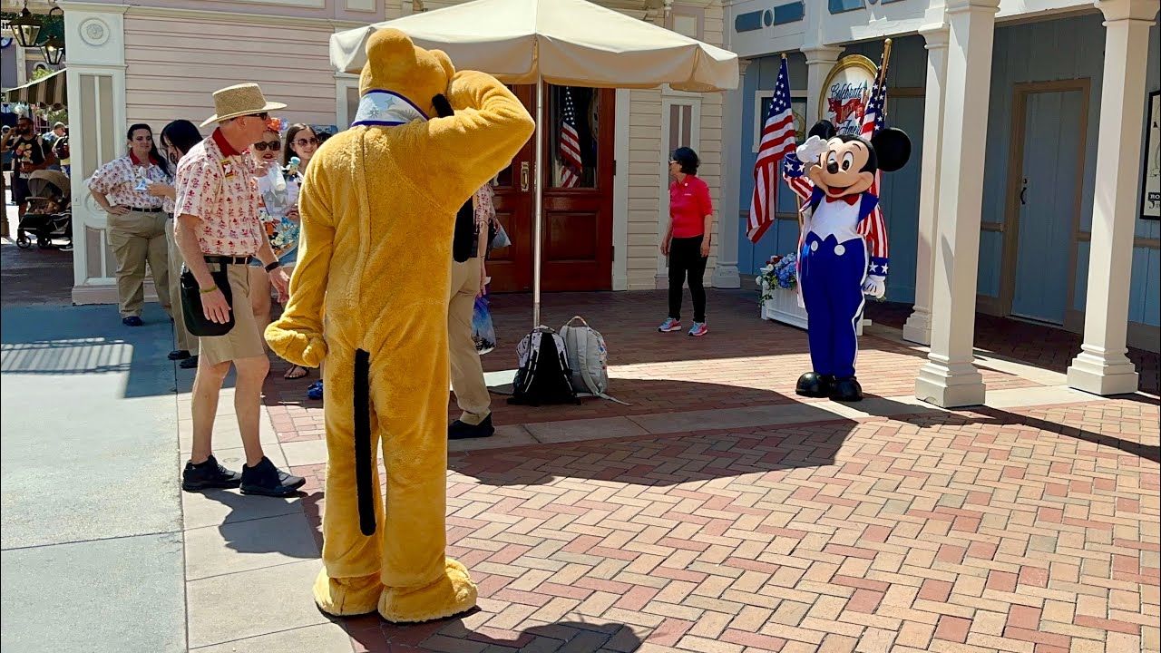 'Video thumbnail for Patriotic Mickey Salutes Friends - Disneyland - 4th of July Weekend 4K'
