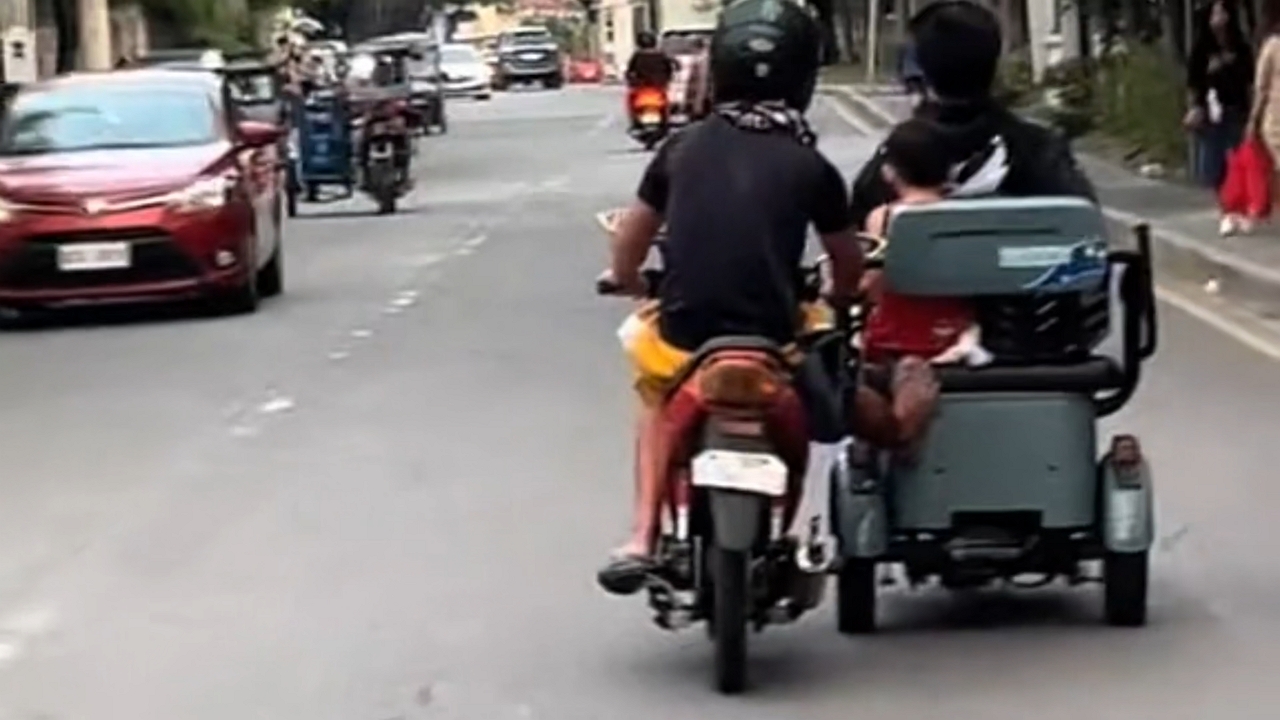 Video thumbnail for Kind Stranger Helps Stranded E-Bike with Child