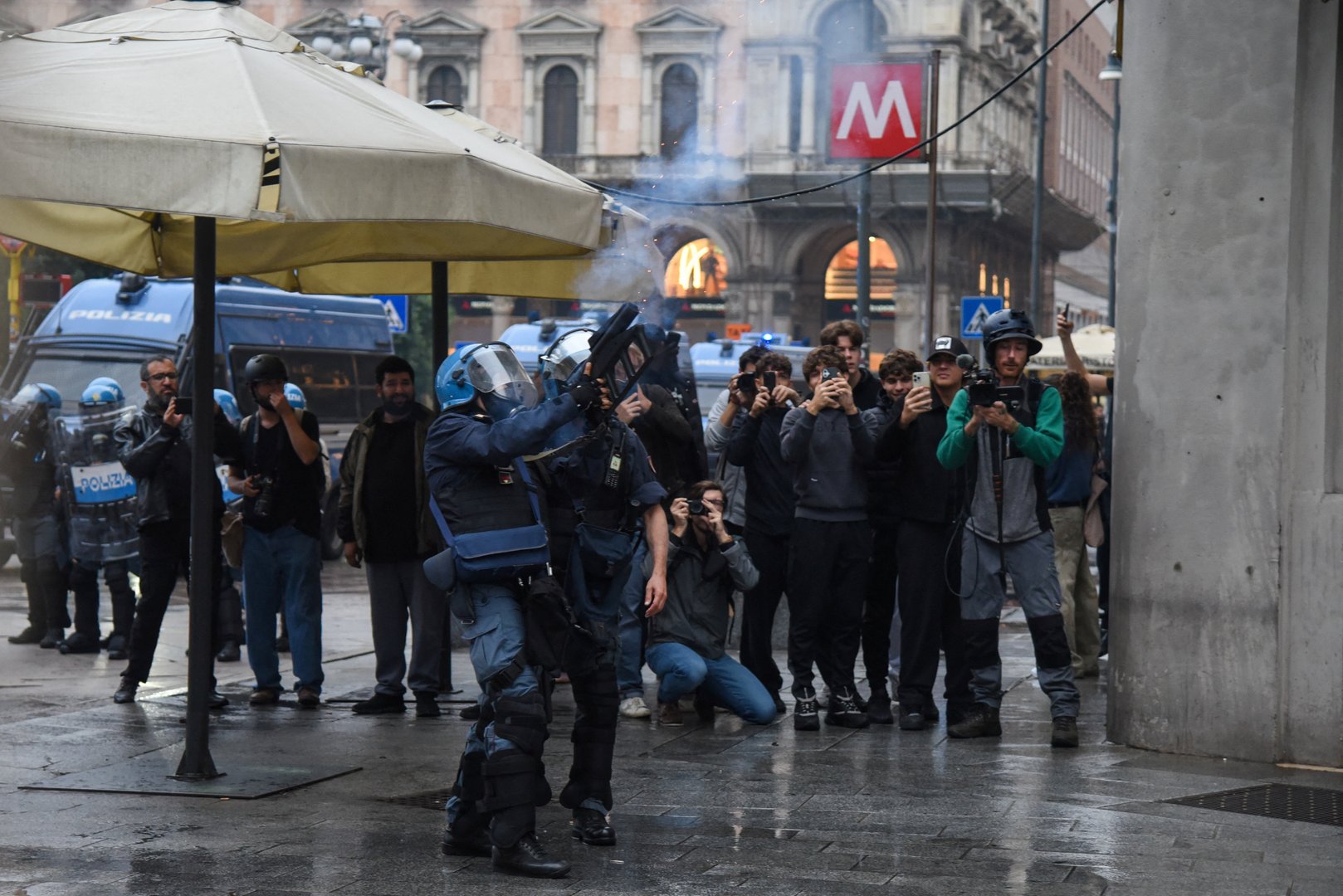 Video thumbnail for Milan’s youth follow France in violent cost-of-living protests
