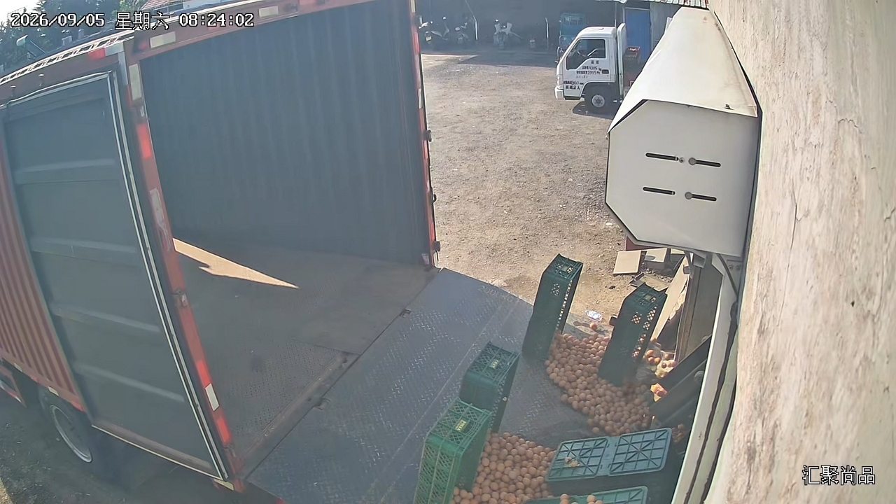 Video thumbnail for Crates of Eggs Fall from Truck Tail Lift in Shandong