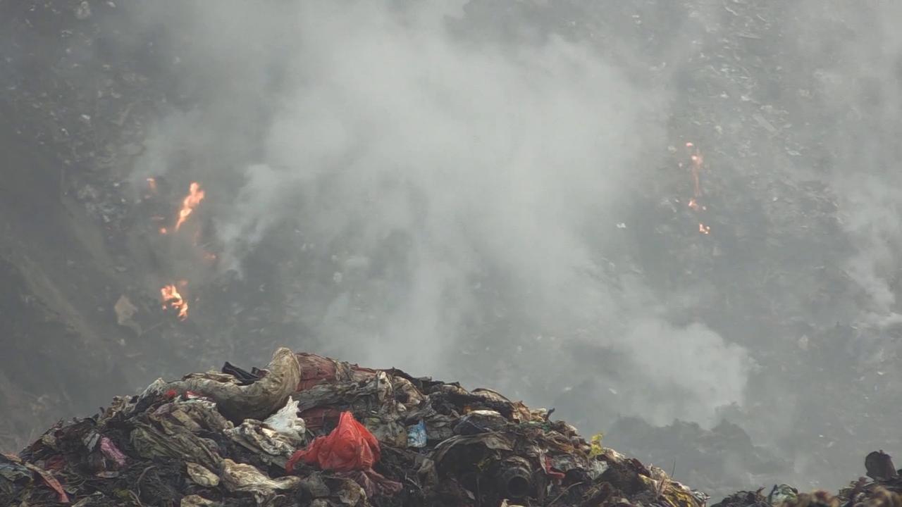 Video thumbnail for Indonesia: Firefighters battle Indonesia landfill blaze for third day.