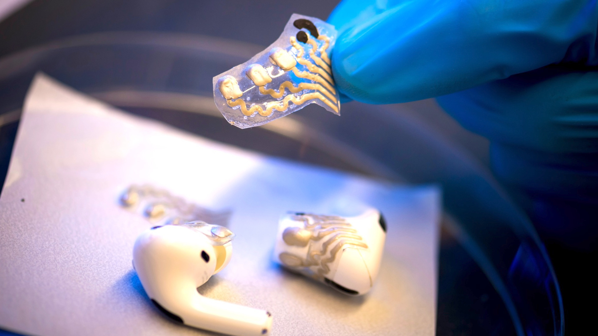 Video thumbnail for Earbuds That Read Brain Activity and Your Workout Intensity