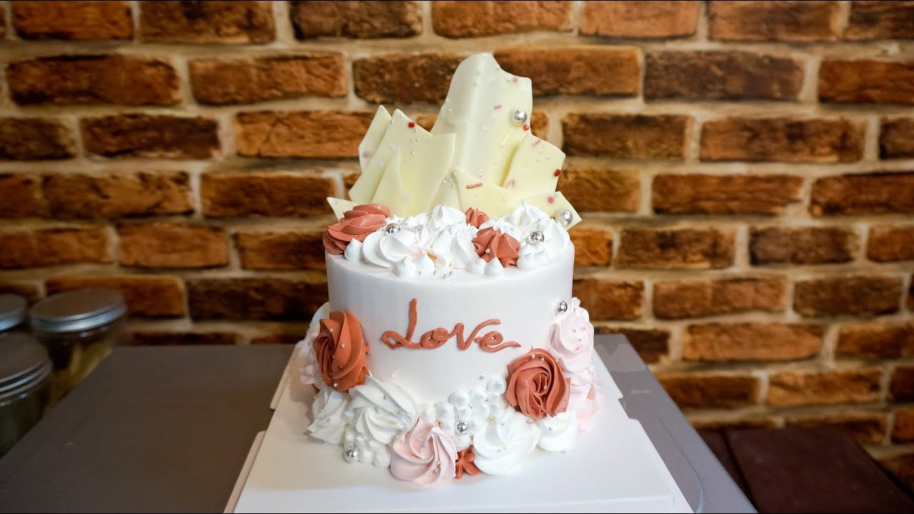 'Video thumbnail for Flower cake decoration | Make beautiful color flowers for birthday cake'