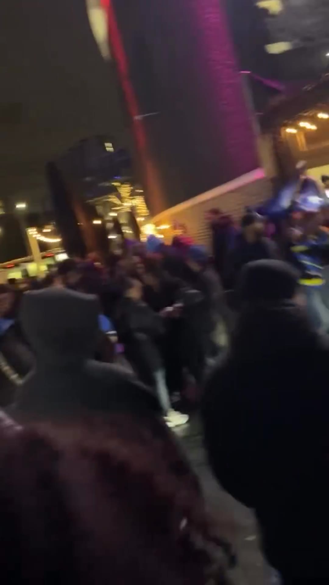 Video thumbnail for Curaçao-fans feesten erop los in Rotterdam