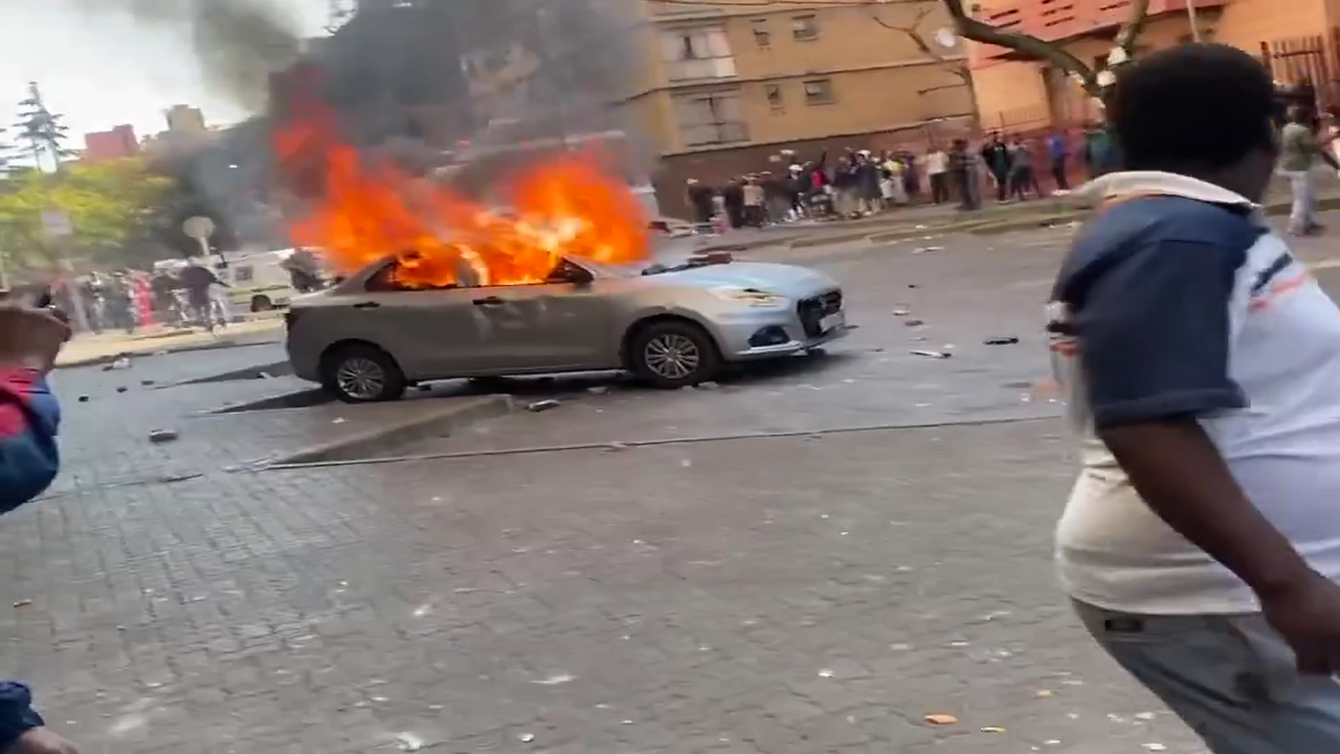 Video thumbnail for Hillbrow Shooting Sparks Looting and Vehicle Torching in Johannesburg Inner City