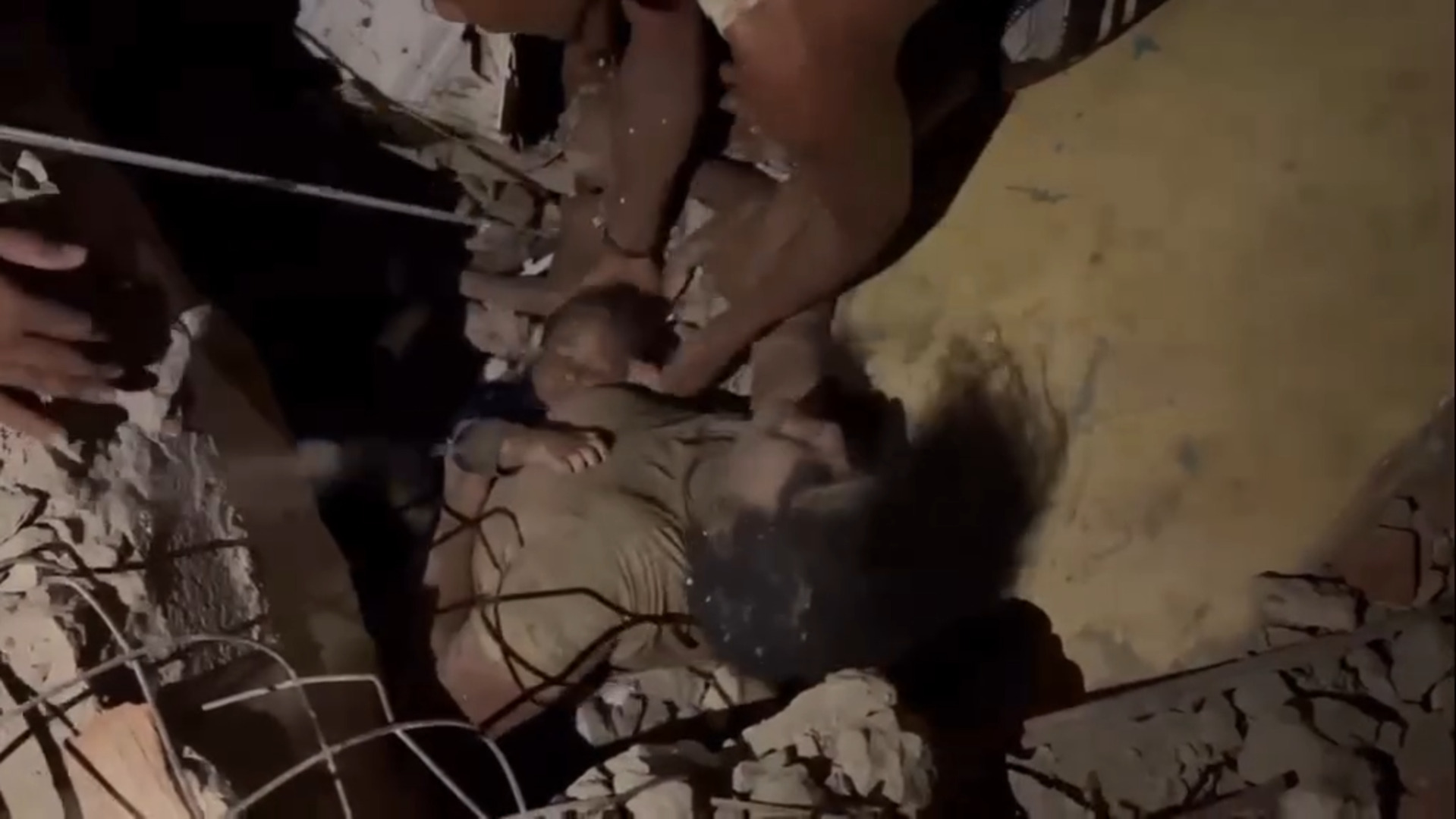 Video thumbnail for Survivors and bodies still being pulled from rubble days after Venezuela quakes