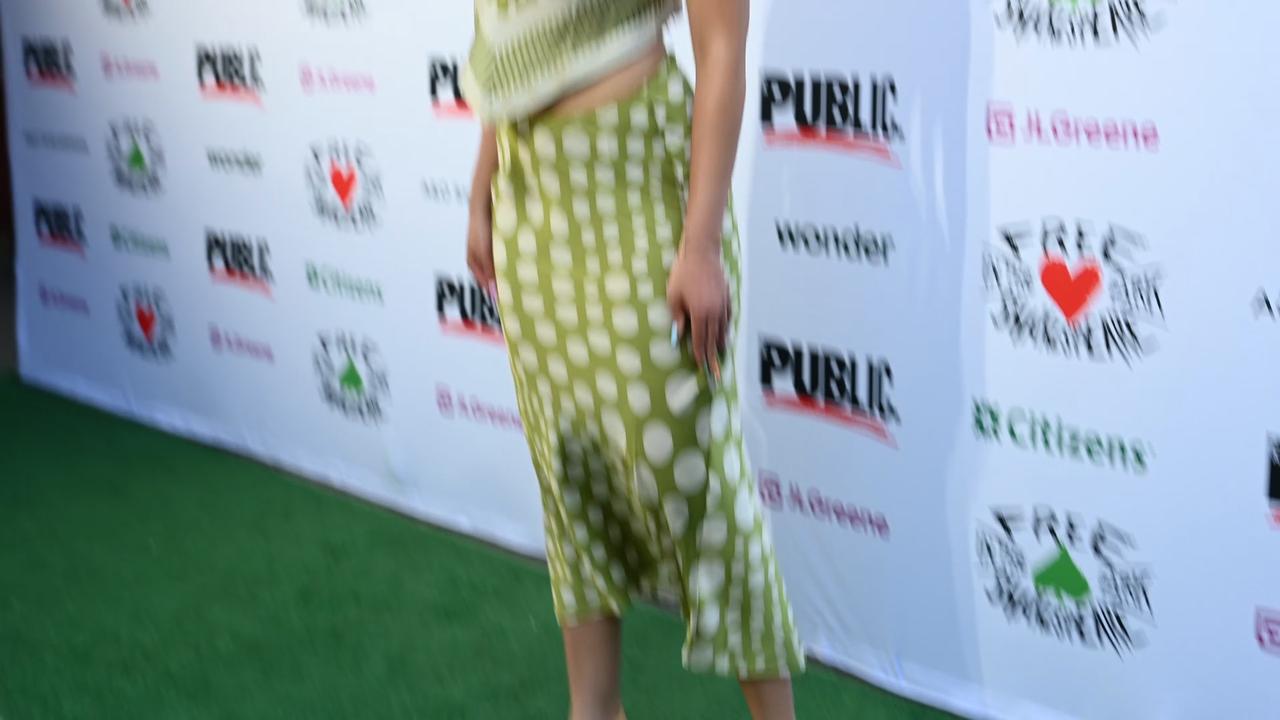Video thumbnail for "NY: Opening Night of Free Shakespeare in the Park's "Romeo And Juliet" - Arrivals" 11.