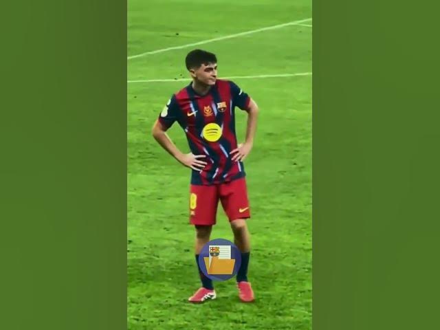 Video thumbnail for Pedri sonriendo a los cánticos y gritos de los fans en la Supercopa de España