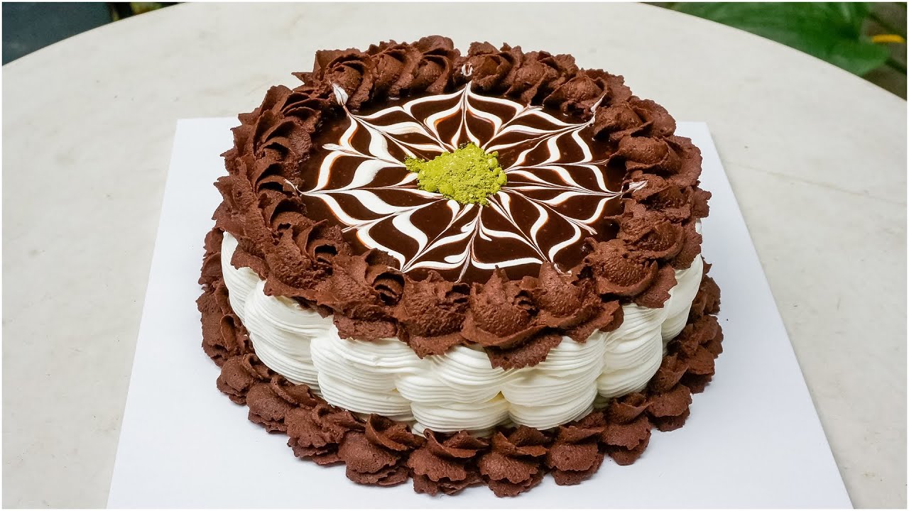 'Video thumbnail for Birthday cake decoration with chocolate cream and matcha powder'