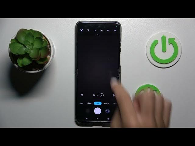 Video thumbnail for How to Activate and Use Camera Timer on Motorola Razr 40