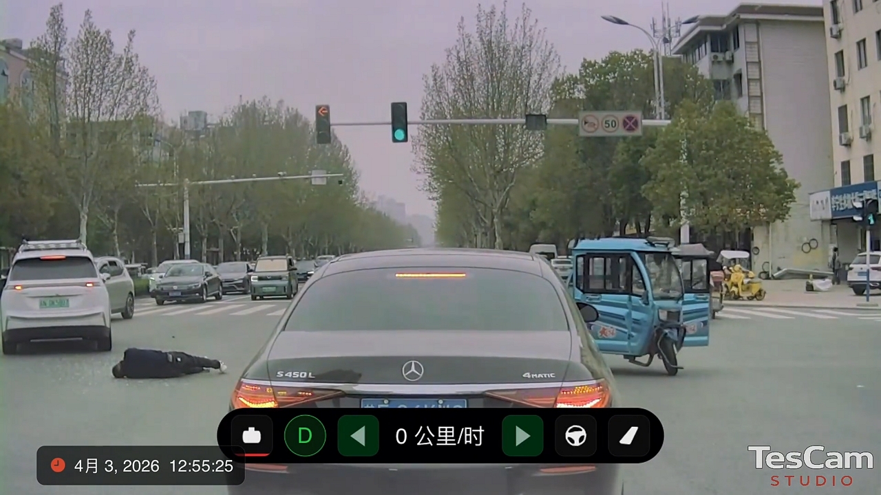Video thumbnail for Tricycle Crashes into Car at Jiangsu Intersection