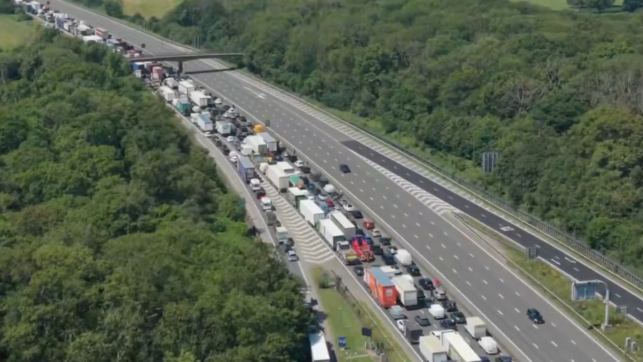 Video thumbnail for Massive M25 Crash Sparks Huge Traffic Jam During Heatwave