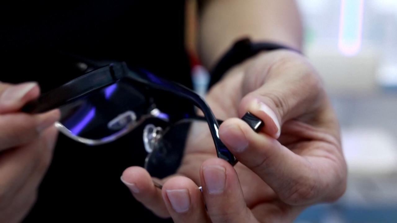 Video thumbnail for China: AI-powered consumer product craze brings buyers to China's biggest electronics market.