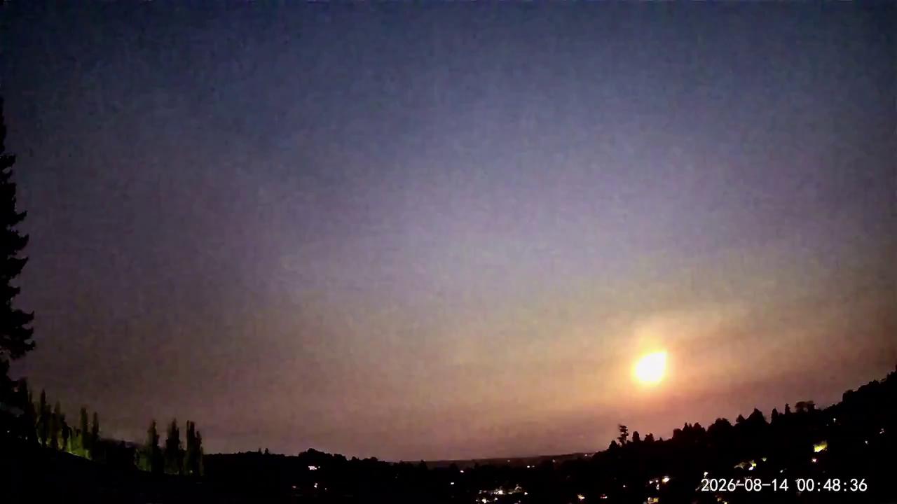 Video thumbnail for US: Meteor Fireball Lights Up Pacific Northwest Sky.