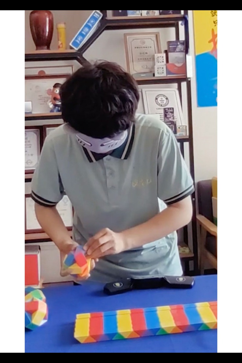 Video thumbnail for Fastest time to solve 10 rotating puzzle snakes into balls (blindfolded) - 40.96 seconds by Sun Hongmei