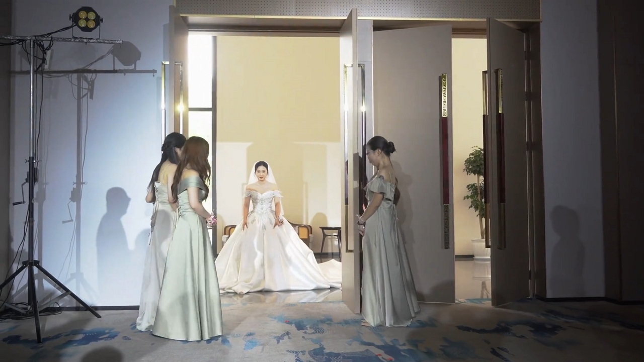 Video thumbnail for Bridesmaids Hilariously Open the Wrong Door at Sichuan Wedding