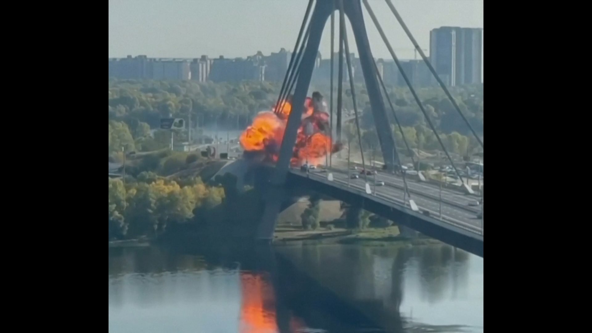 Video thumbnail for Russian attack hits Kyiv bridge after German chancellor arrives