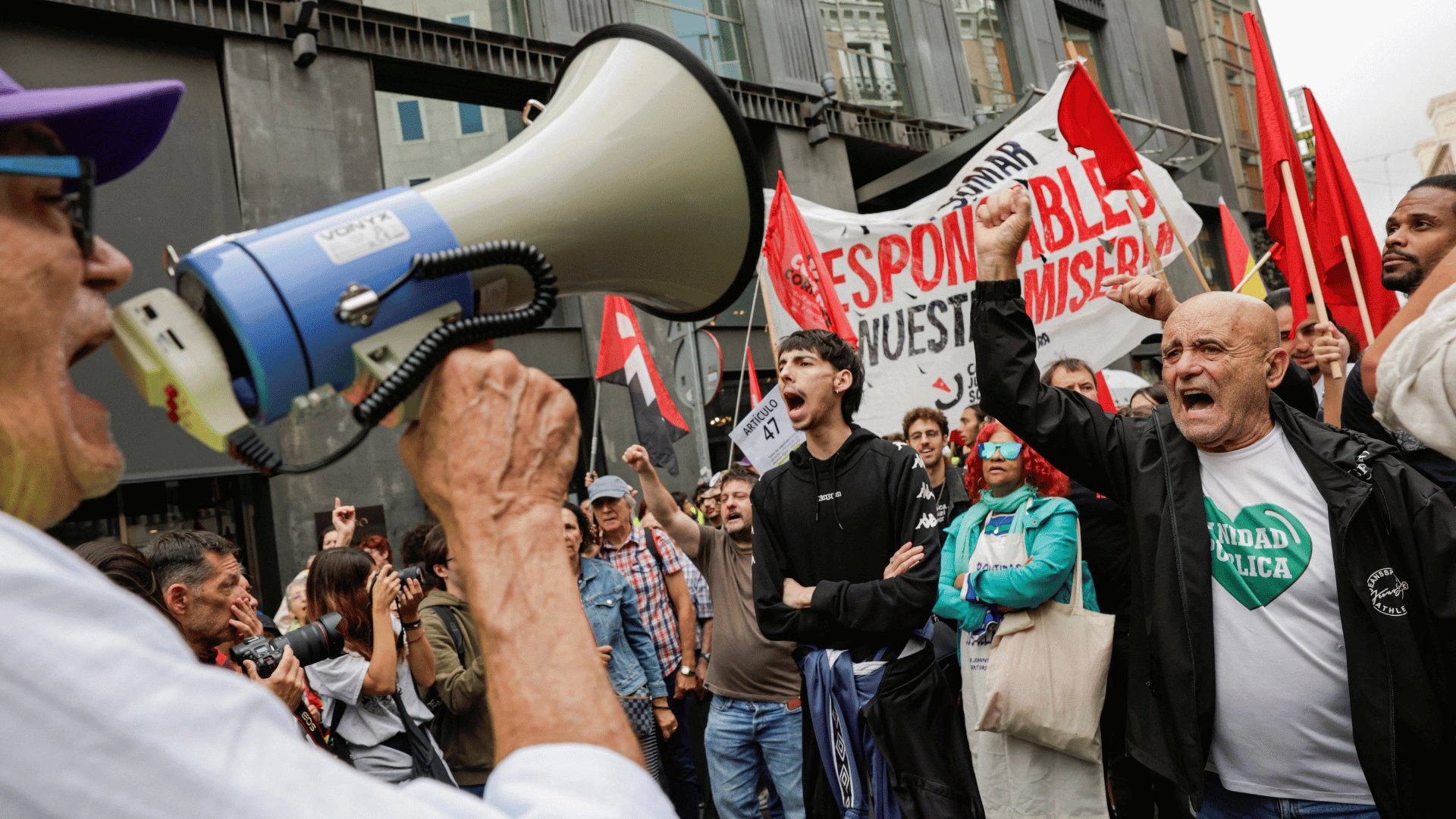 Video thumbnail for Hundreds of thousands protest Spain's housing crisis as strike calls grow