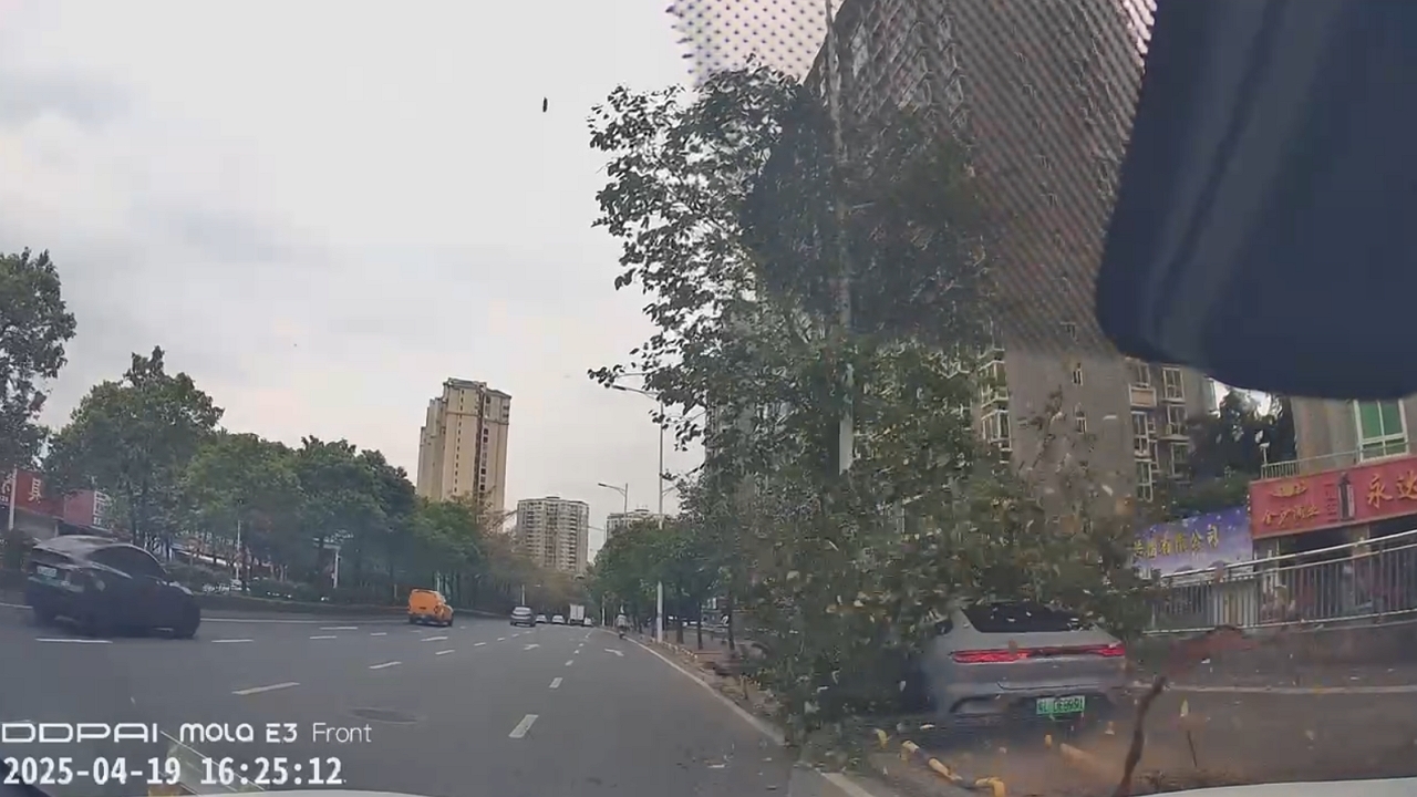 Video thumbnail for Wild Chase Ends with Car Crashing into Pole in Hunan