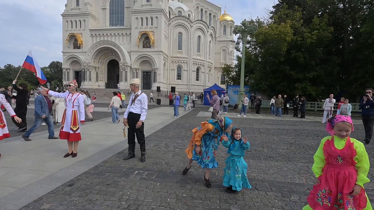Video thumbnail for Russia: St. Petersburg celebrates ‘Russian Round Dance’ festival.