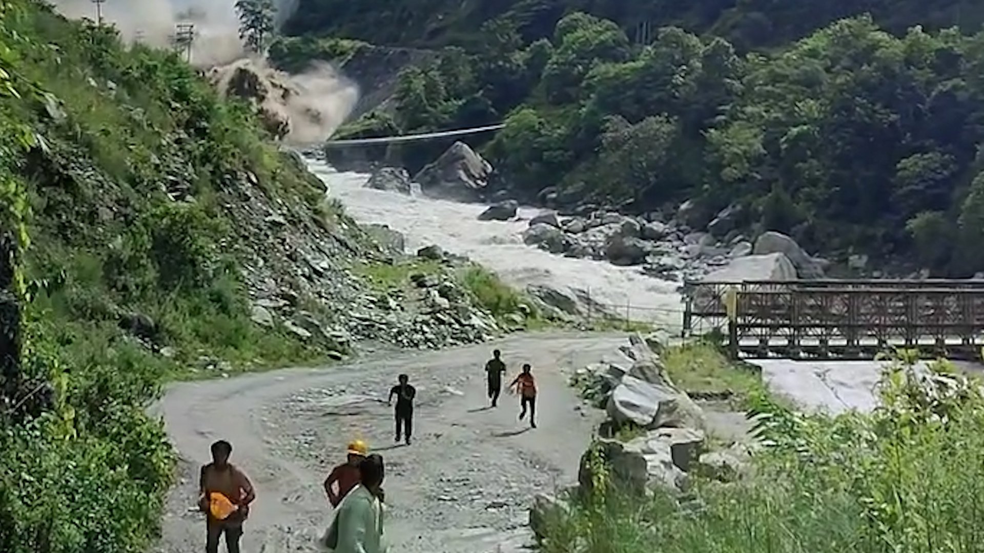 Video thumbnail for Construction worker documents moment he survives Nepal mudslide