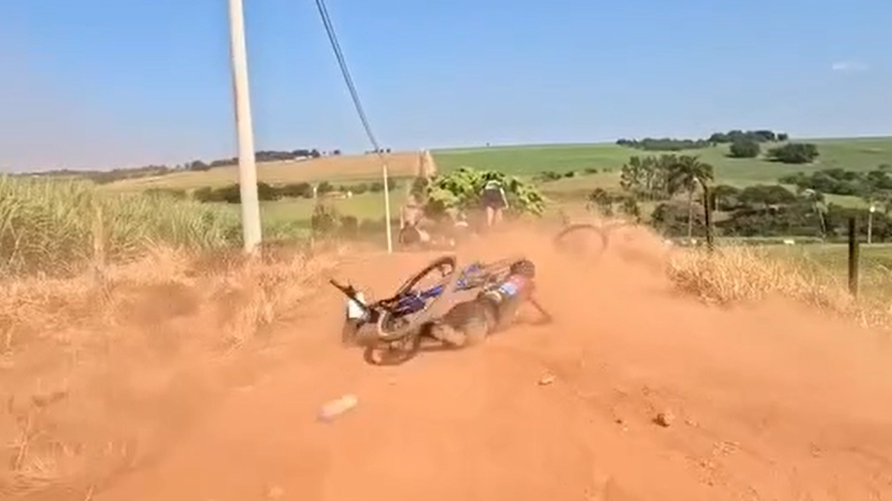 Video thumbnail for Cyclist Crash Sparks Chain Reaction in São Carlos