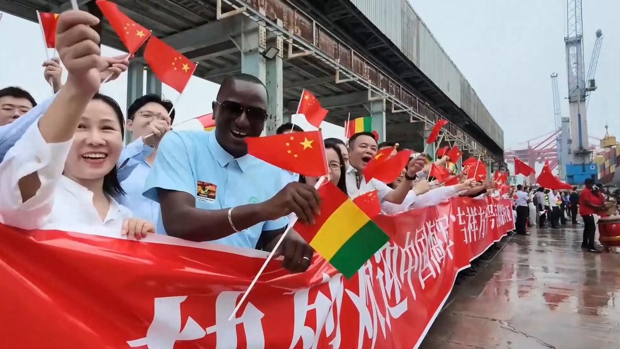 Video thumbnail for Guinea: Chinese Navy hospital ship Auspicious Ark arrives in Guinea on medical mission.