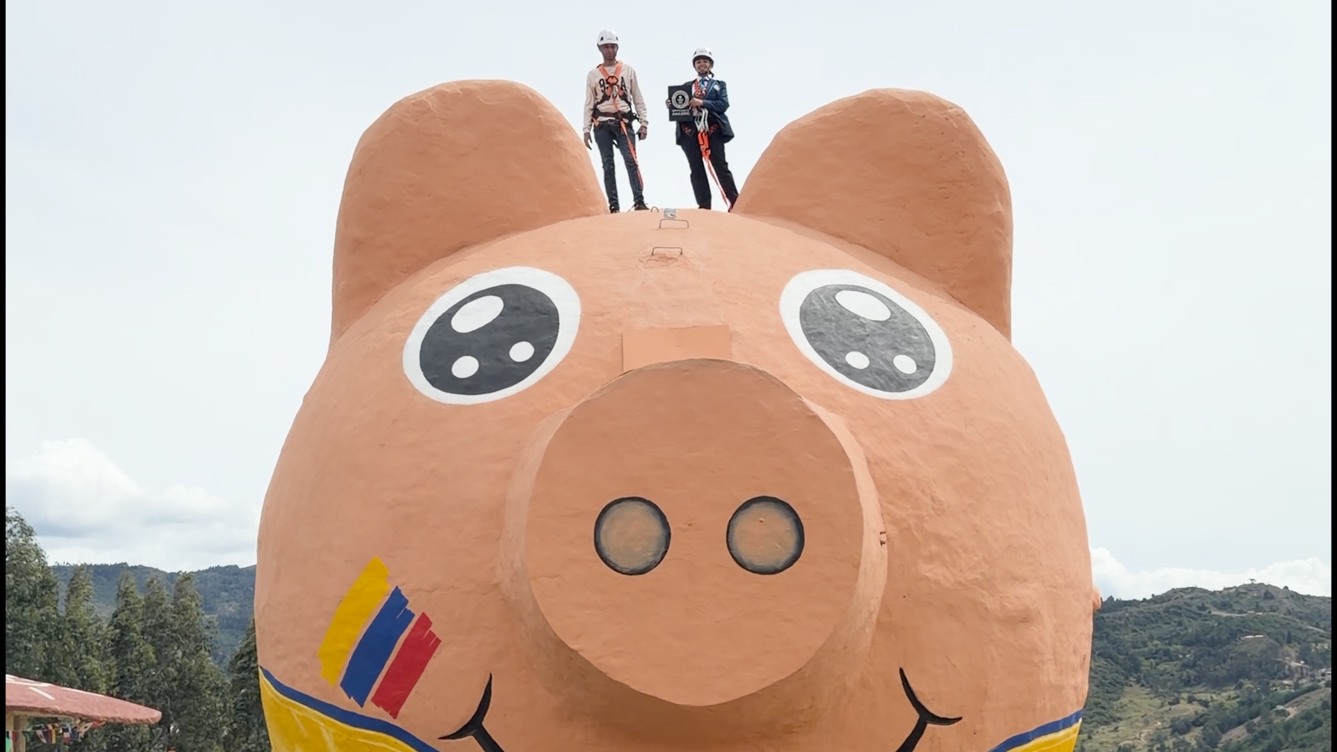 Video thumbnail for Largest piggy bank -  9 m (29 ft 6.3 in) tall and 10.36 m (33 ft 11.8 in) long achieved by Mano del Artesano - Pueblito de Barro