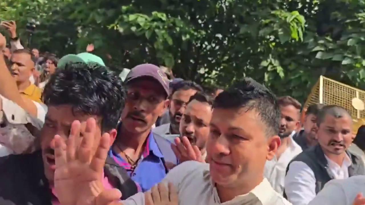 Video thumbnail for India: CJP Supporters Clash With Police in Delhi Amid CEC’s Resignation Demand.