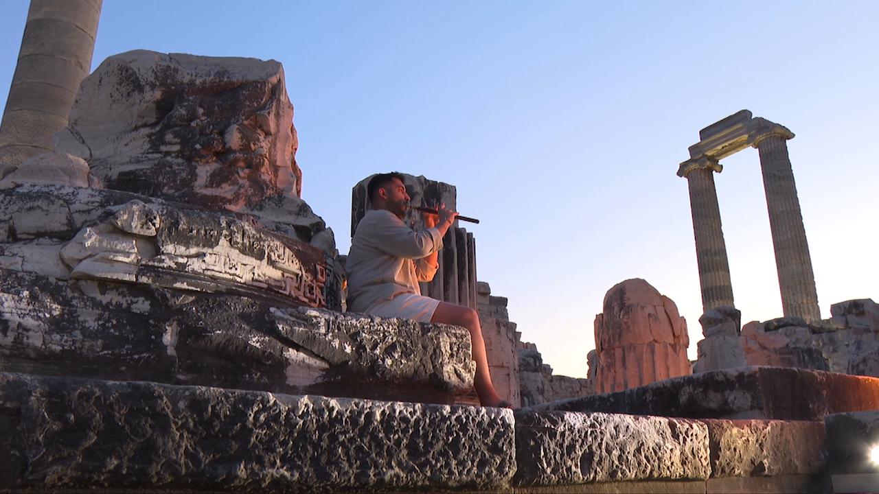 Video thumbnail for Türkiye: Ancient Temple of Apollo in Türkiye draws visitors with night museum experience.