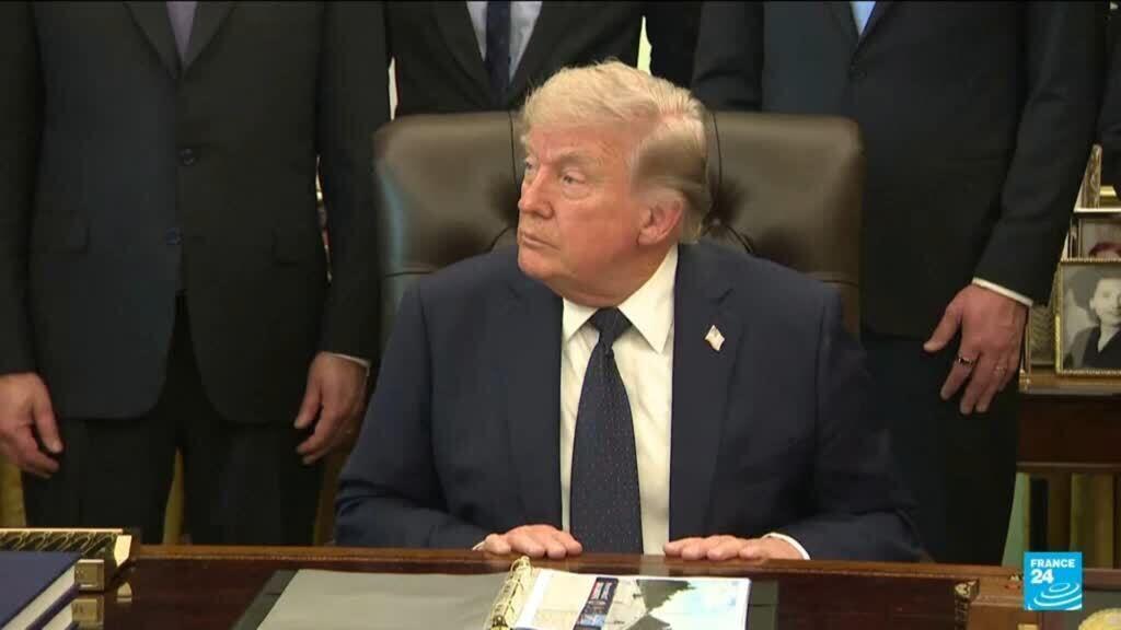 Video thumbnail for Trump attends White House Correspondents' Dinner for first time as president