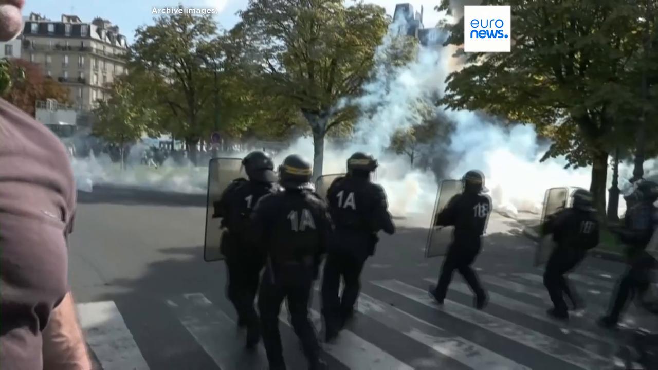 Video thumbnail for Student protests in France: 400–500 schools fully or partially closed Monday
