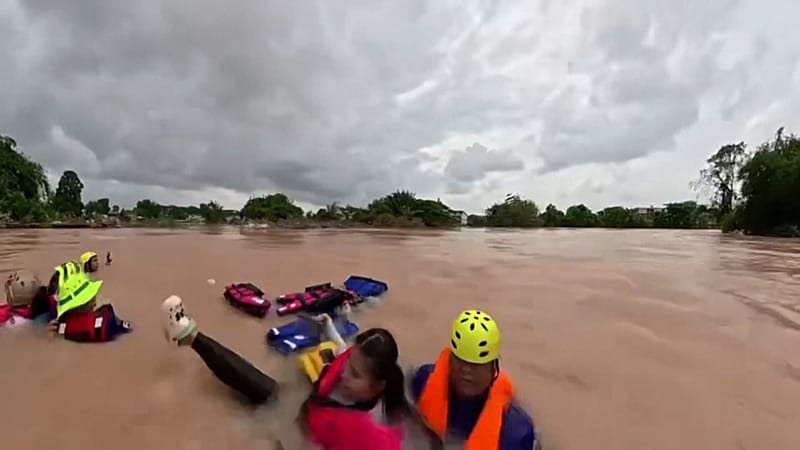 Video thumbnail for Footage shows rescue boat sinking amid Thailand’s fatal floods