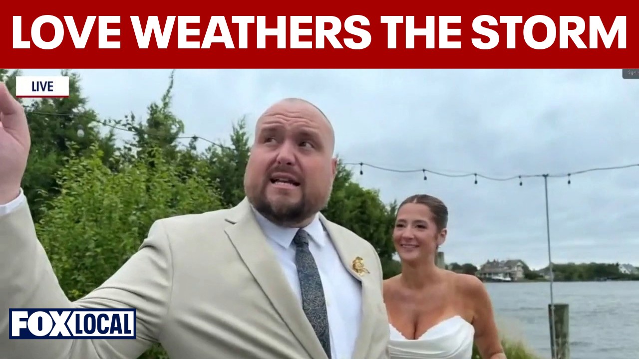 Video thumbnail for Couple says 'I Do' amid Long Island nor'easter flooding