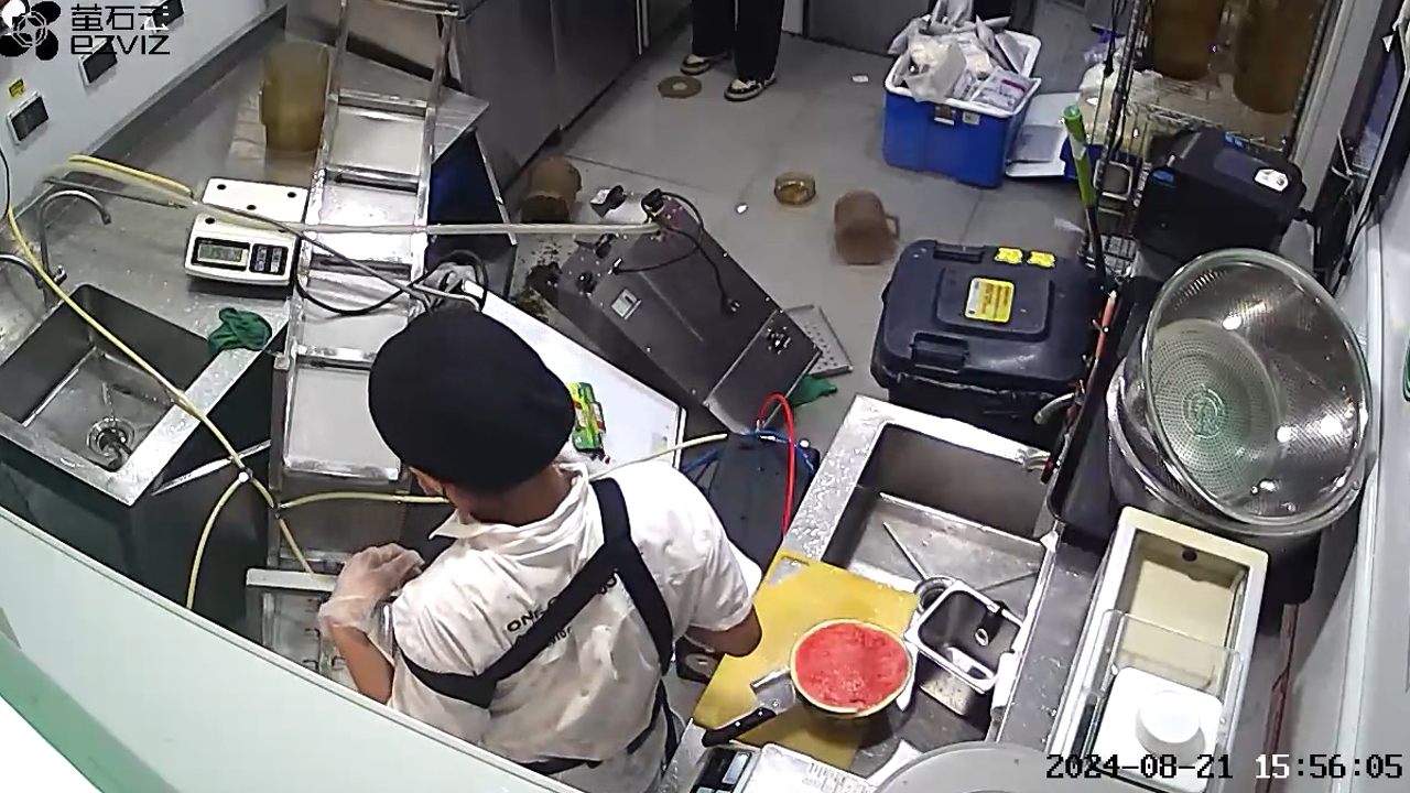 Video thumbnail for Beverage Machine Tumbles in Zhejiang Milk Tea Shop