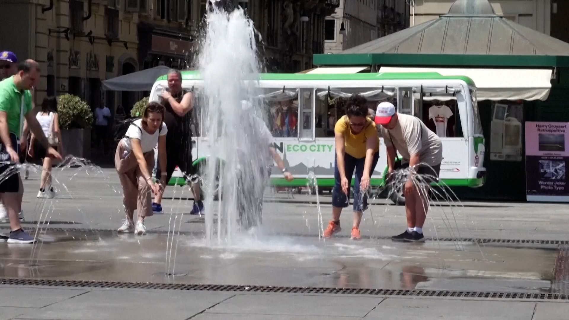 Video thumbnail for Europe heatwave scorches cities and wildlife