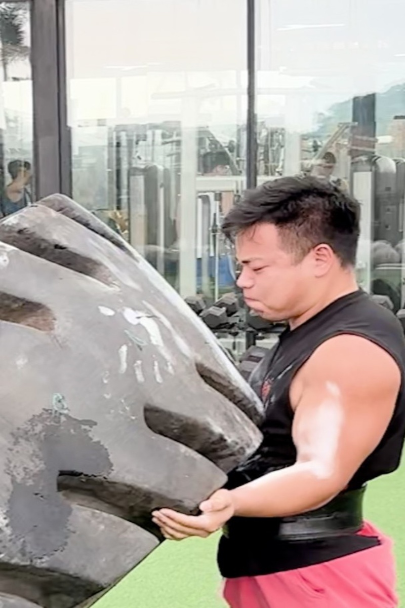 Video thumbnail for Heaviest tyre flip (male) - 628 kg (1384.50 lbs) by Xiao Yang
