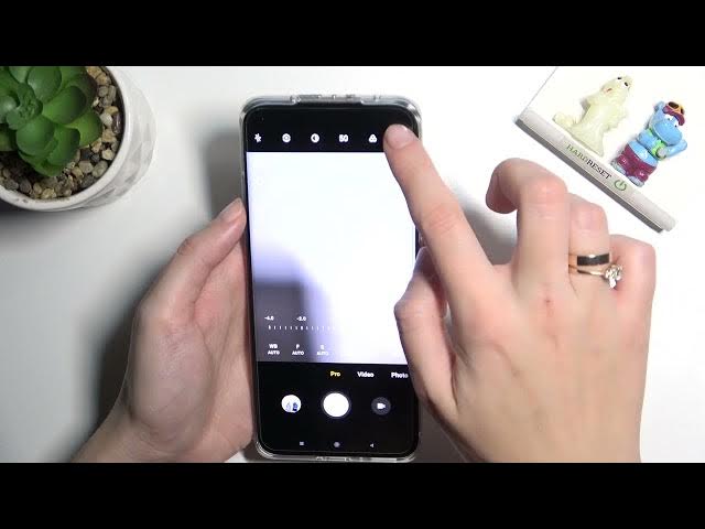 Video thumbnail for How to Enter & Use Camera Pro Mode on XIAOMI Mi 11 Ultra - Enter Camera Advanced Options