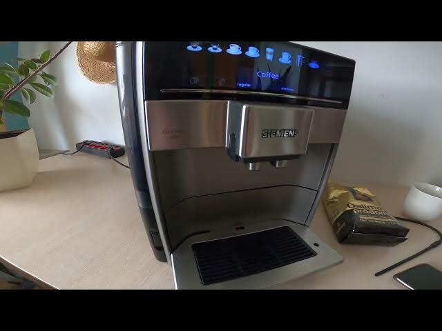 Video thumbnail for How to Empty Coffee Tray on SIEMENS EQ.6 plus TE651319RW Coffee Machine - Throw out Coffee Grounds