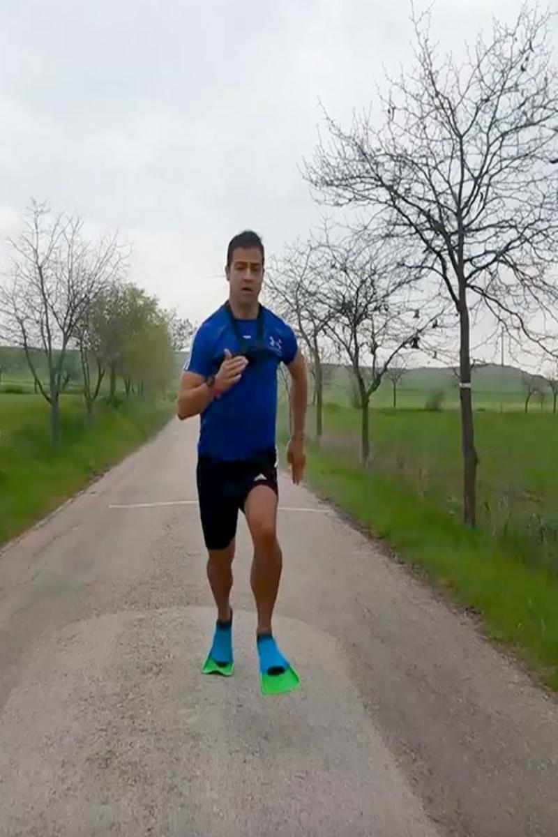 Video thumbnail for Fastest 400m wearing swim fins (male) - 56.91 seconds by Christian Roberto Lopez Rodriguez